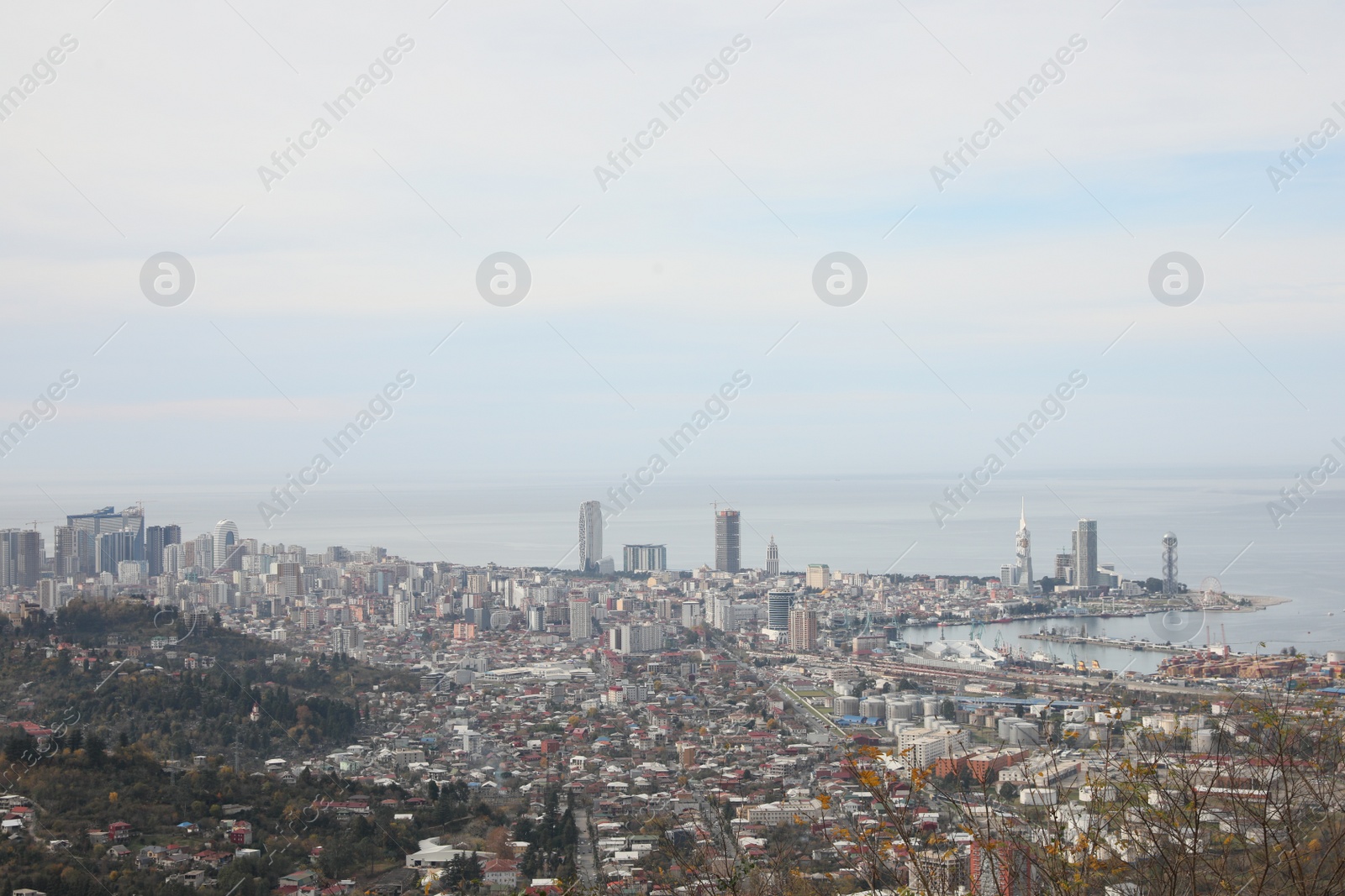 Photo of Picturesque view of city and sea under sky