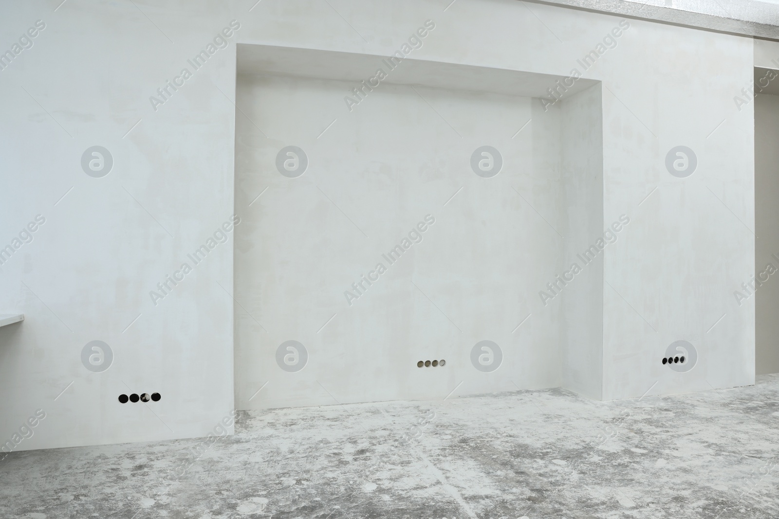 Photo of Empty white wall in room prepared for renovation