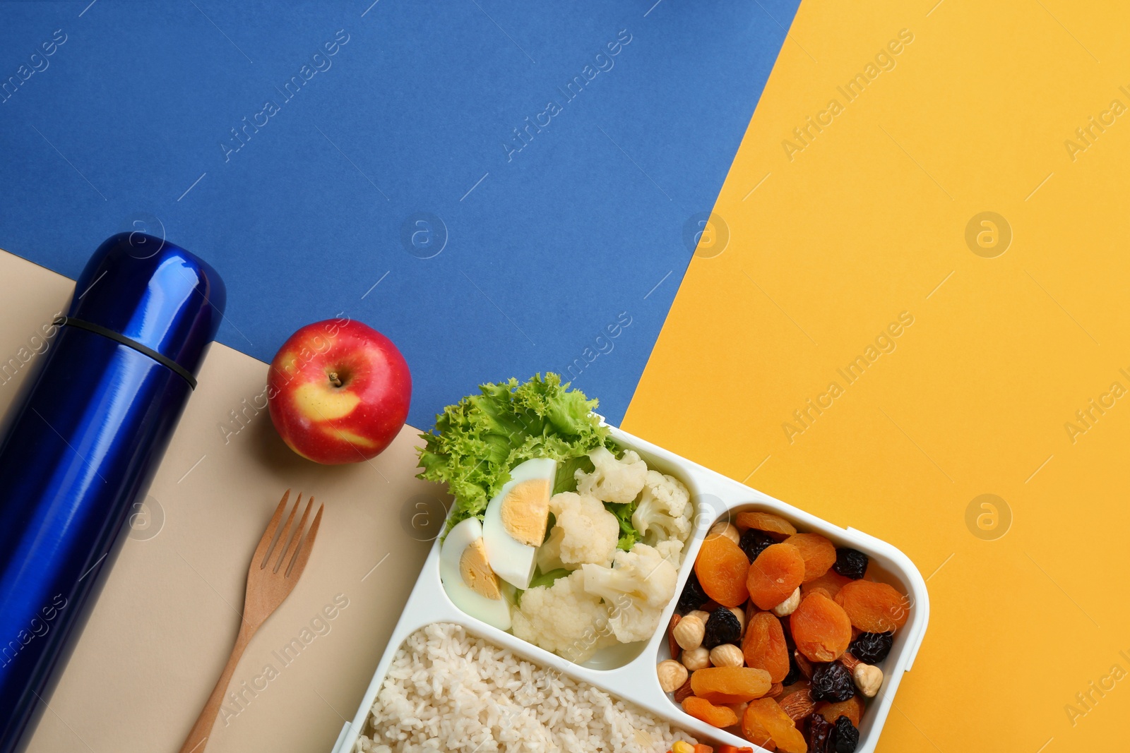 Photo of Thermos and lunch box with food on color background, flat lay. Space for text