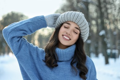 Photo of Portrait of smiling woman in snowy park