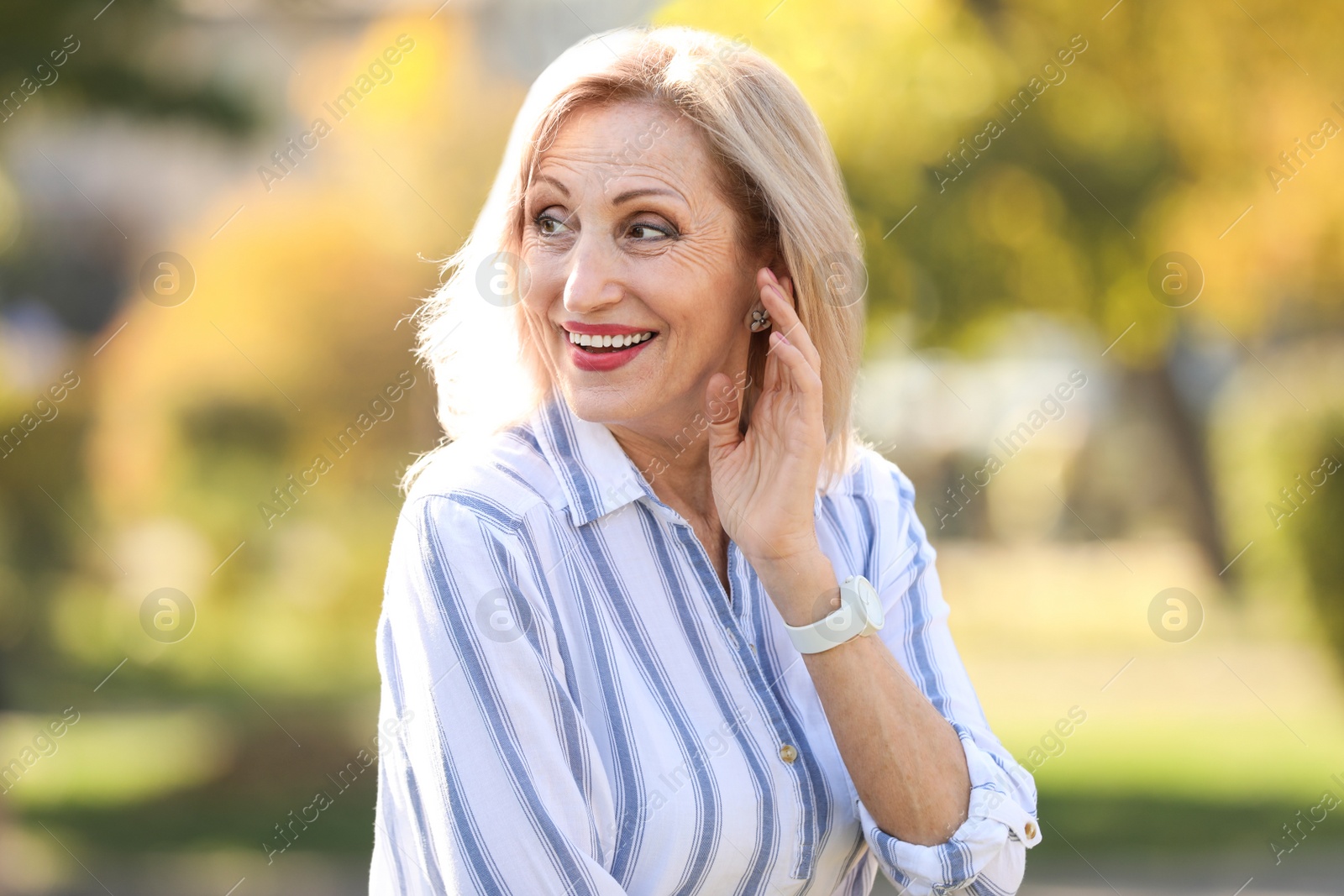 Photo of Portrait of happy mature woman in park on sunny day