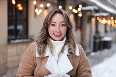 Photo of Portrait of smiling woman on city street in winter