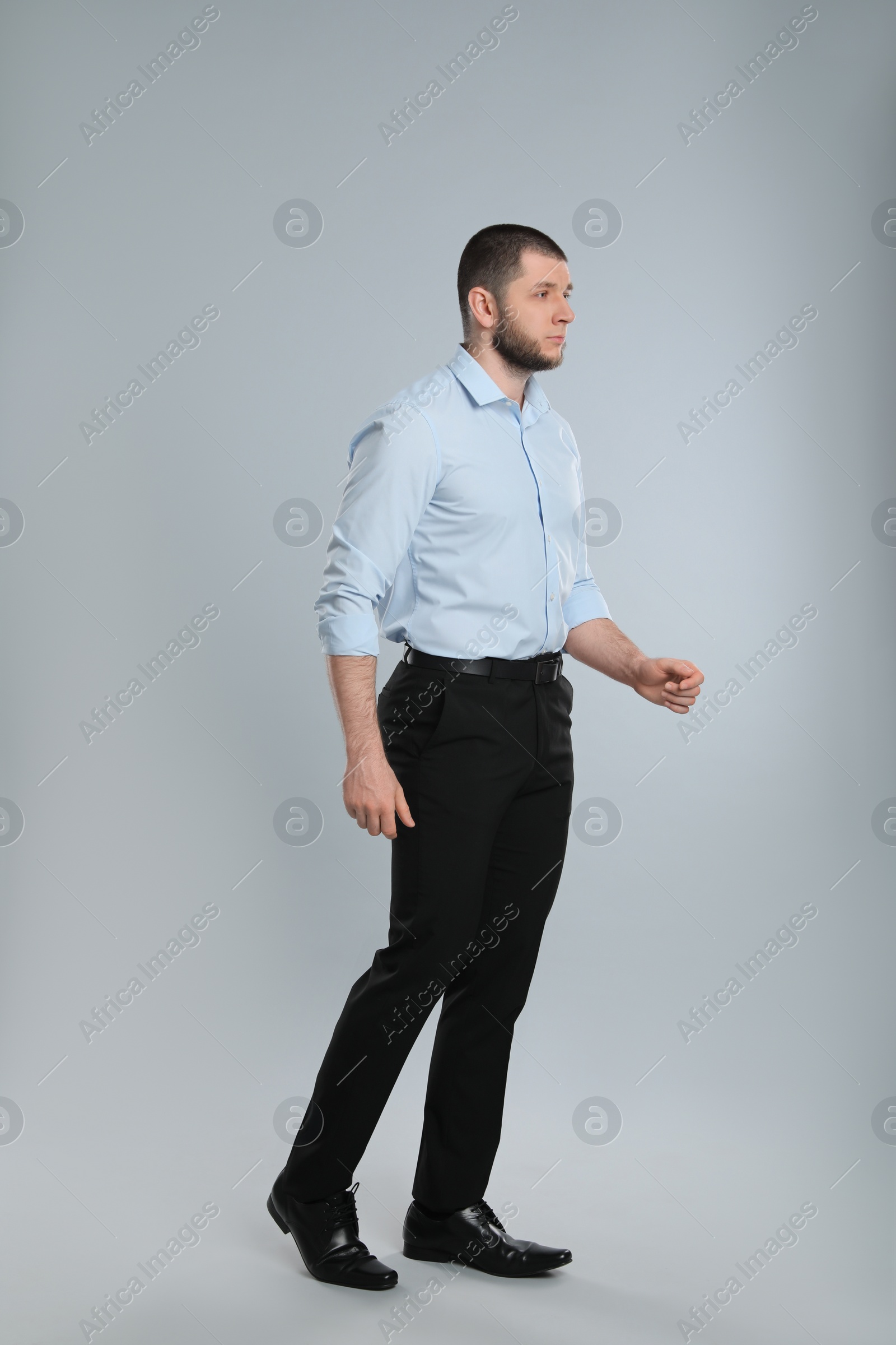 Photo of Full length portrait of businessman on grey background