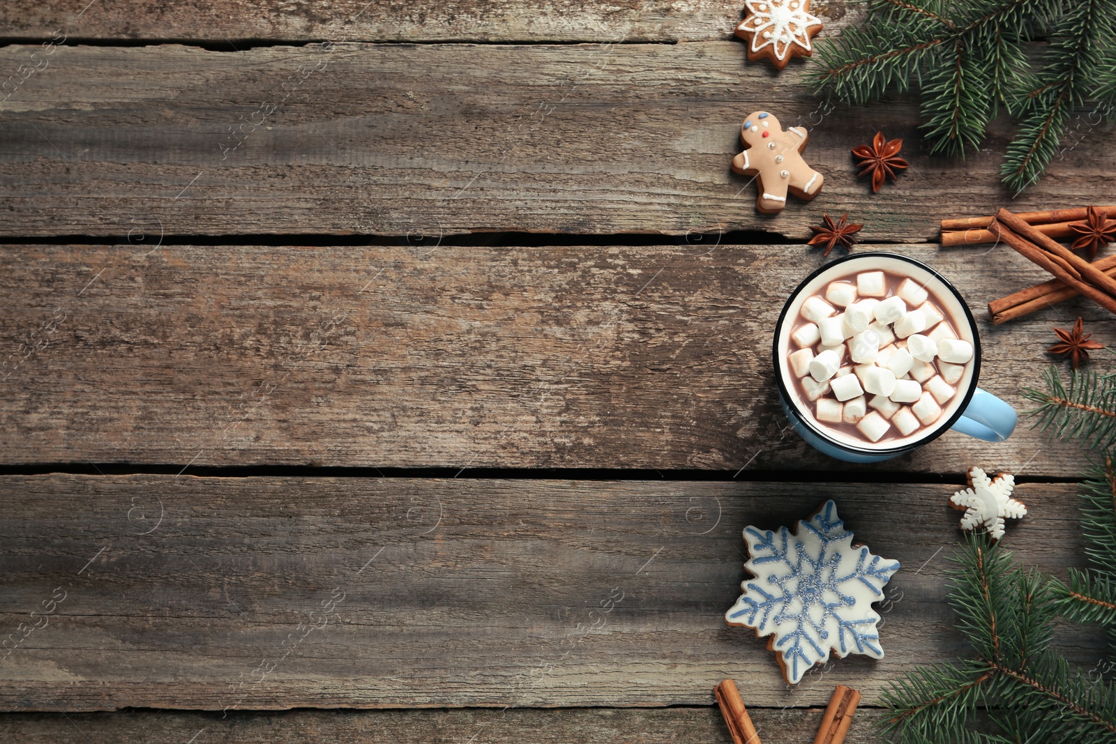 Photo of Delicious hot chocolate with marshmallows and gingerbread cookies on wooden table, flat lay. Space for text