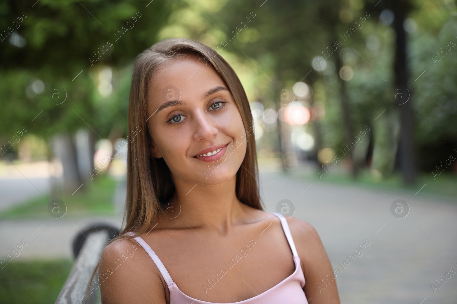 Photo of Portrait of beautiful young woman in park