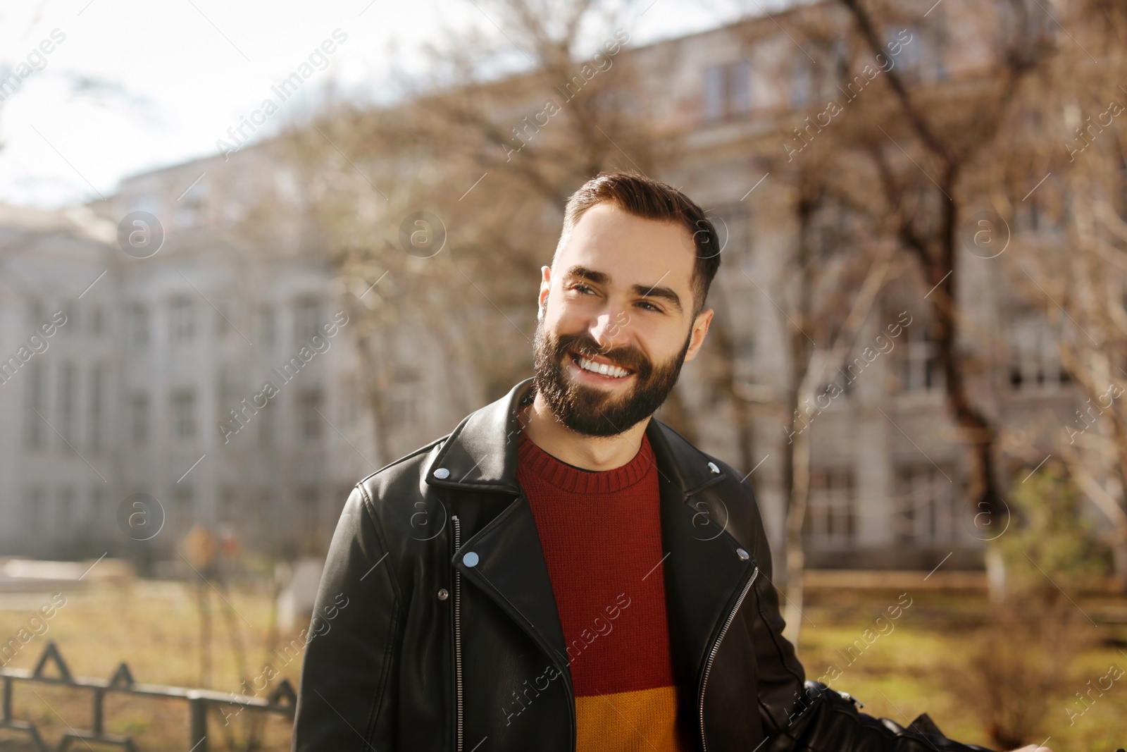 Photo of Portrait of happy young man outdoors on sunny day