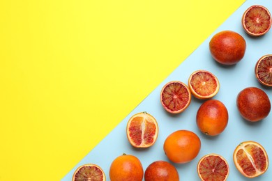 Photo of Many ripe sicilian oranges on color background, flat lay. Space for text