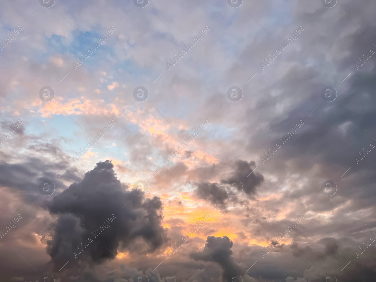 Photo of Picturesque view of cloudy sky at sunset