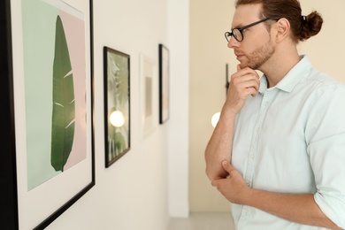 Photo of Handsome man at exhibition in art gallery