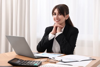 Photo of Portrait of smiling business consultant at table in office