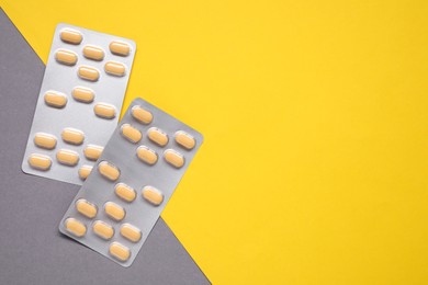 Photo of Antibiotic pills in blisters on color background, flat lay. Space for text