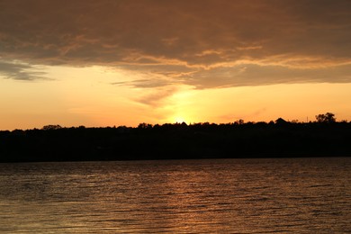 Photo of Picturesque view of beautiful sunset over lake