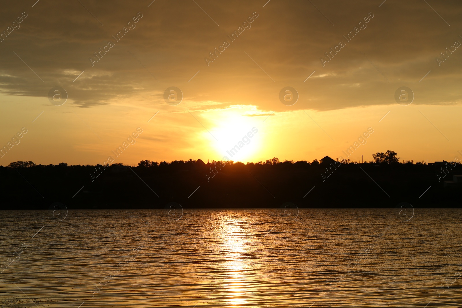 Photo of Picturesque view of beautiful sunset over lake