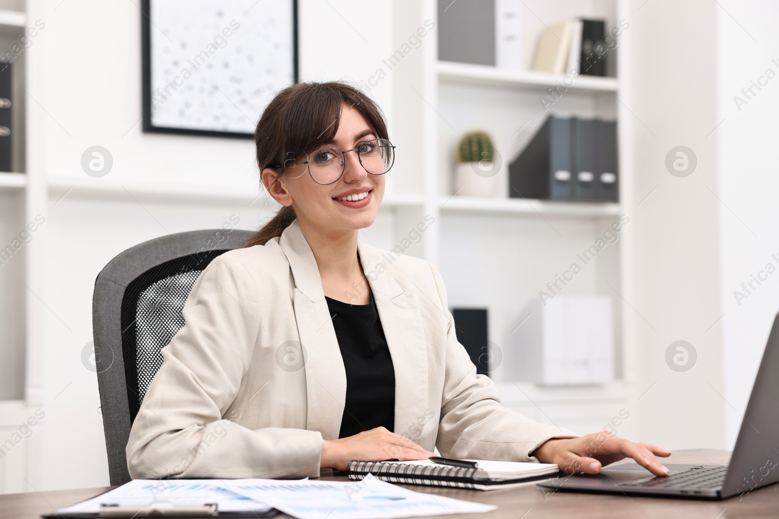 Photo of Portrait of smiling business consultant at table in office