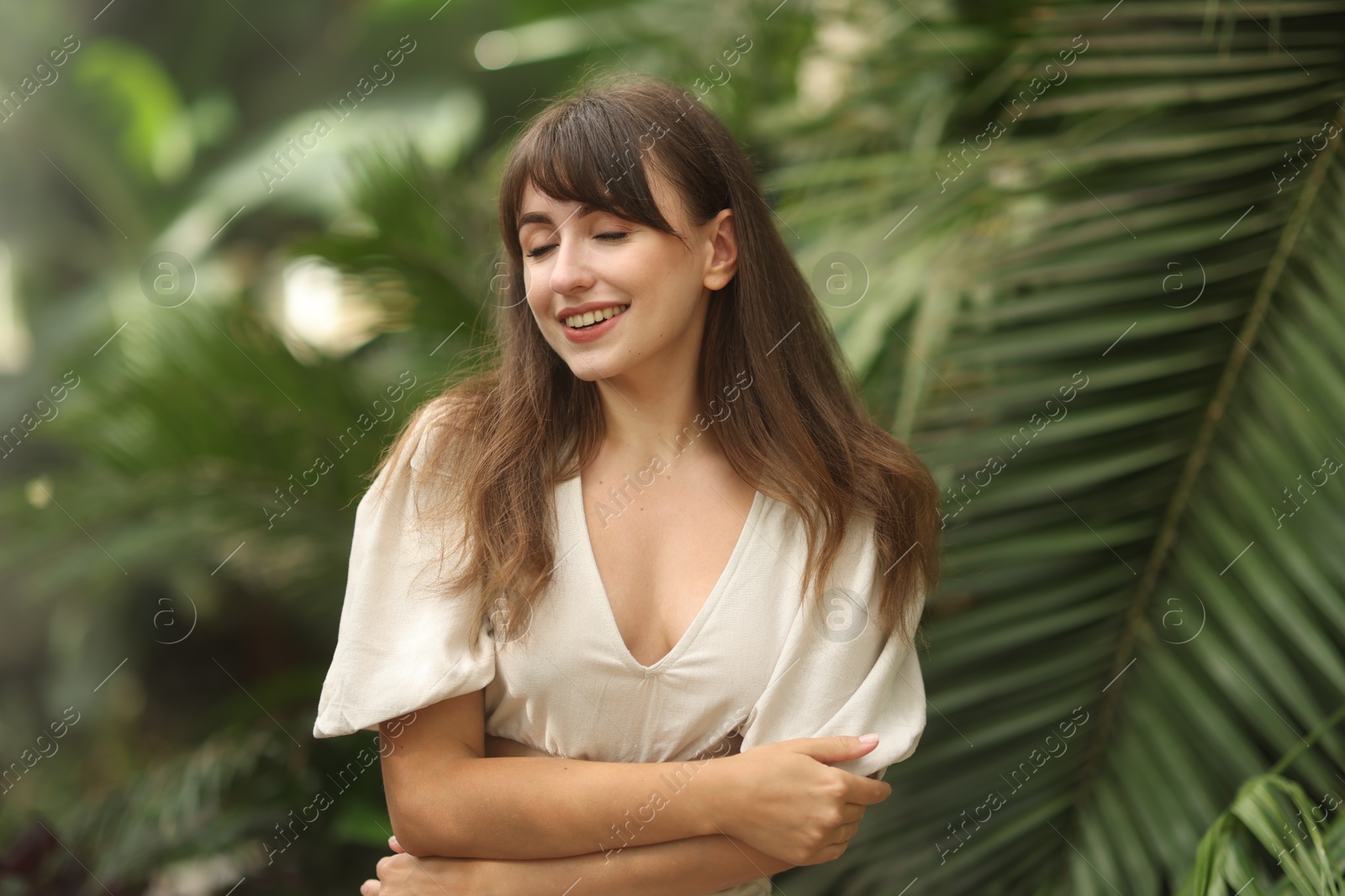 Photo of Portrait of smiling woman in tropical forest