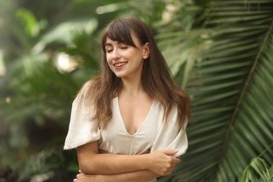 Photo of Portrait of smiling woman in tropical forest