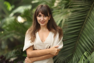 Photo of Portrait of smiling woman in tropical forest