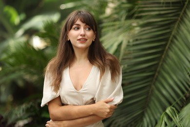 Photo of Portrait of smiling woman in tropical forest