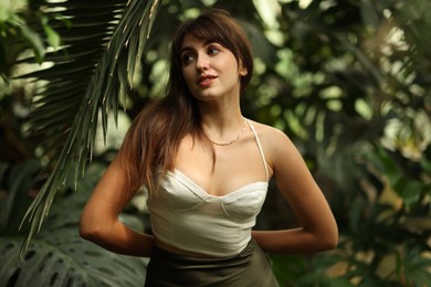 Photo of Portrait of smiling woman in tropical forest