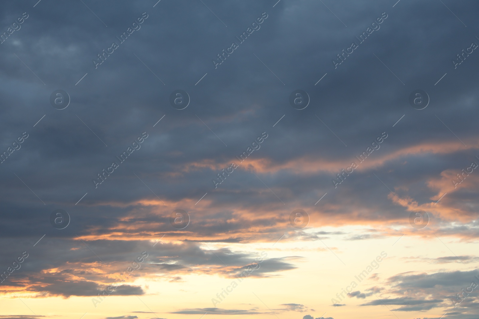 Photo of Picturesque view of sky with clouds on sunset