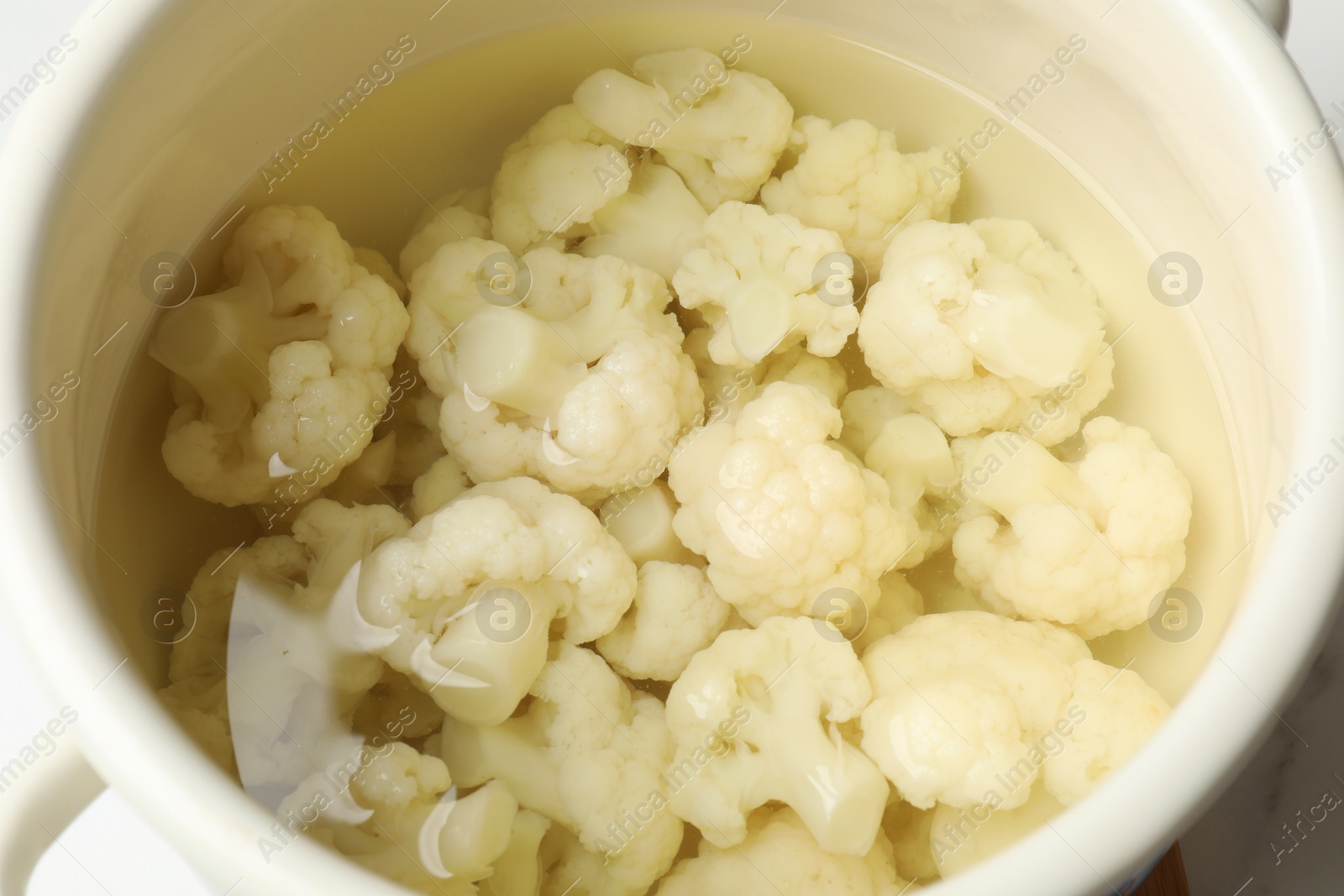 Photo of Cauliflower in white pot with water, closeup