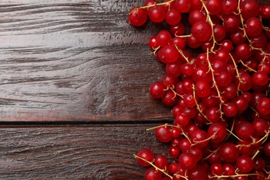 Photo of Fresh red currants on wooden table, top view. Space for text