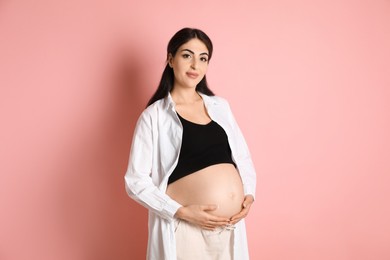 Photo of Portrait of beautiful pregnant woman on pink background