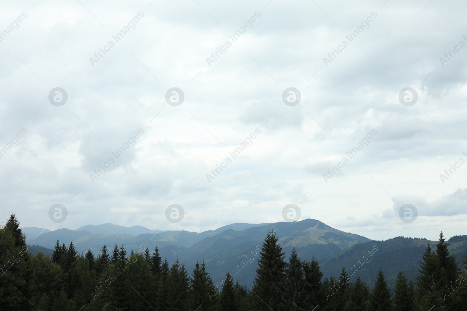 Photo of Picturesque view of beautiful mountains under cloudy sky