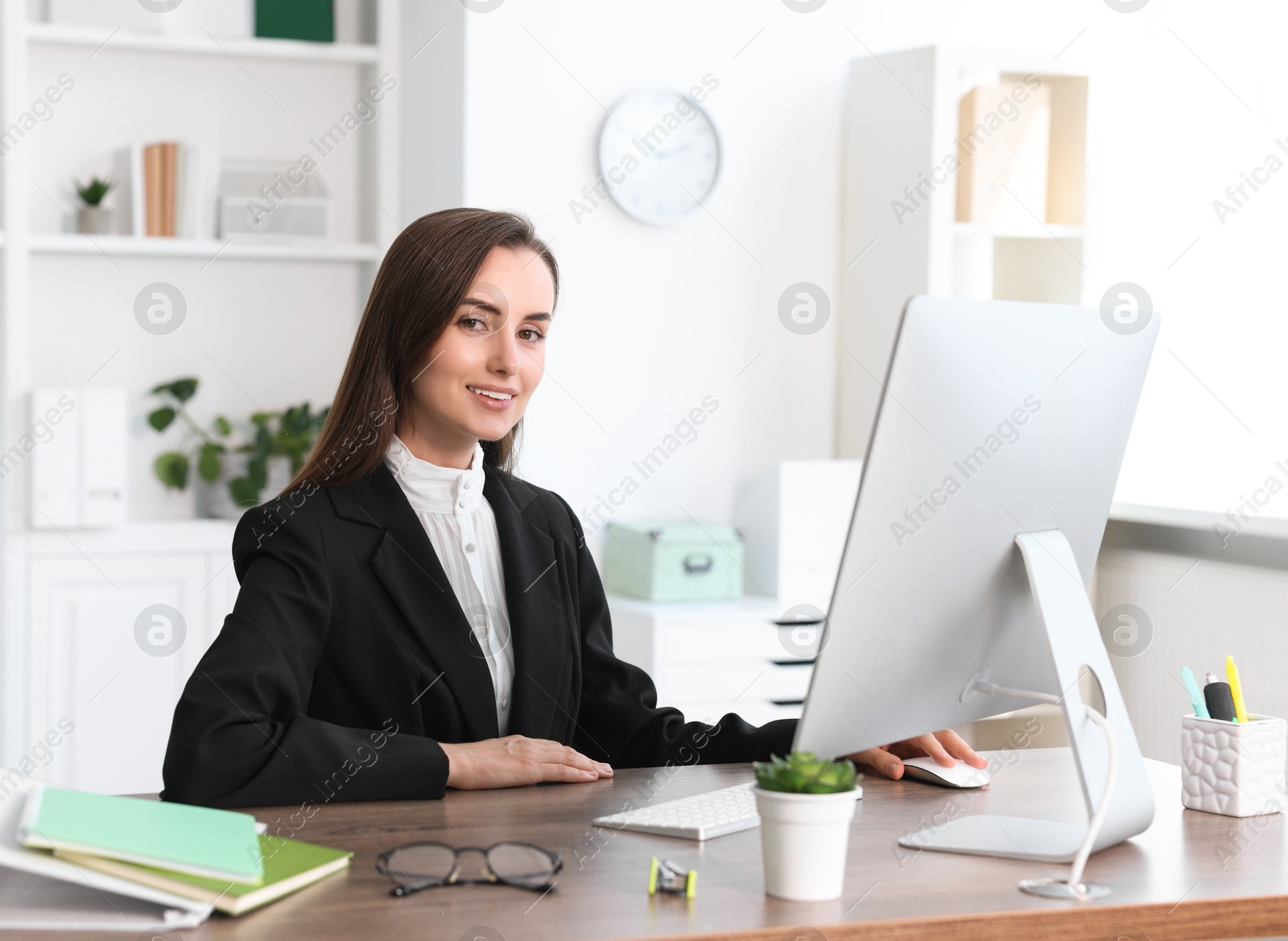 Photo of Portrait of smiling businesswoman at table in office