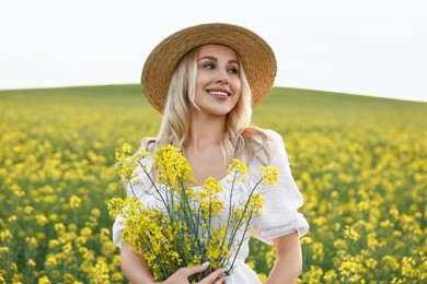 Photo of Portrait of happy young woman in field on spring day