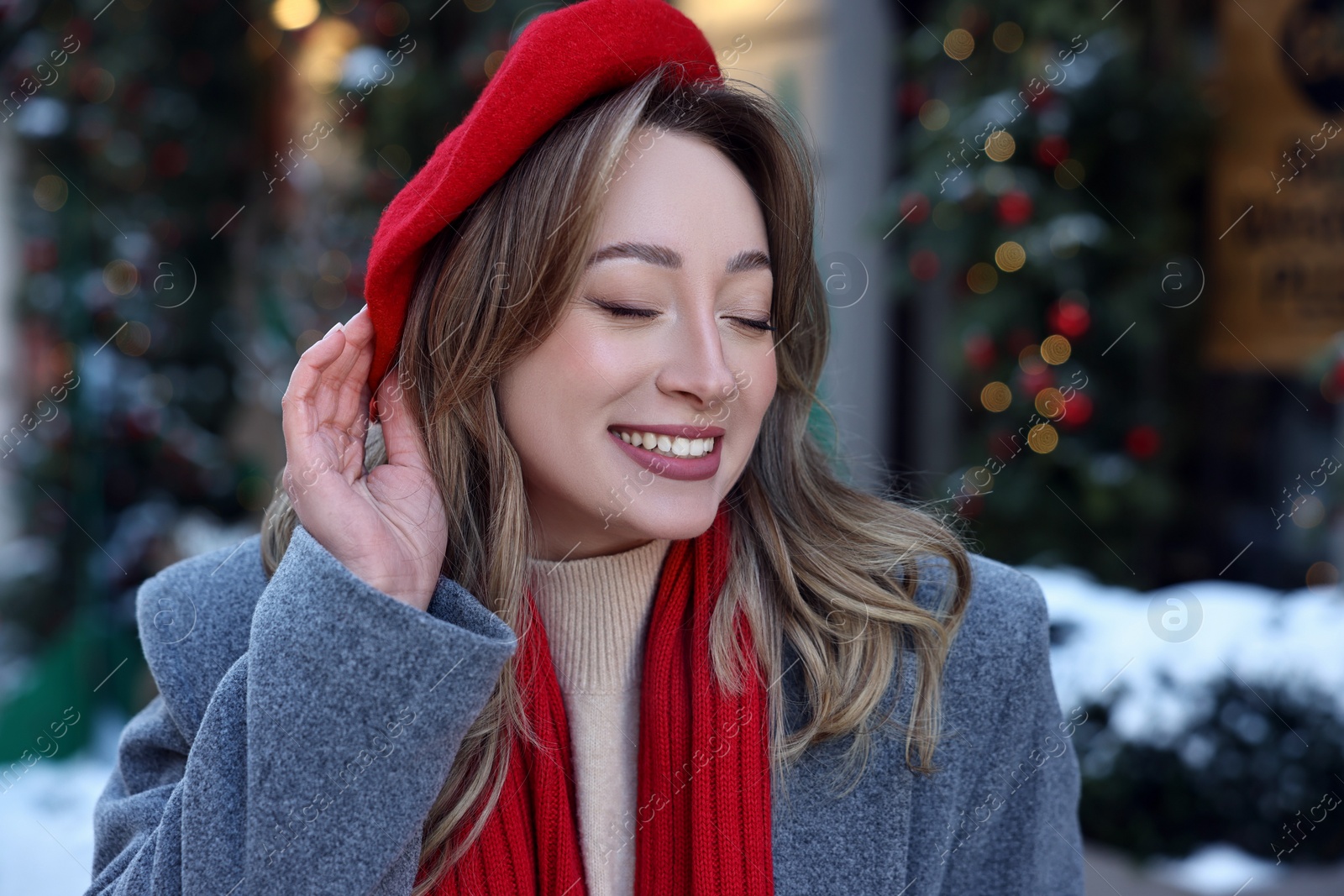 Photo of Portrait of smiling woman on city street in winter