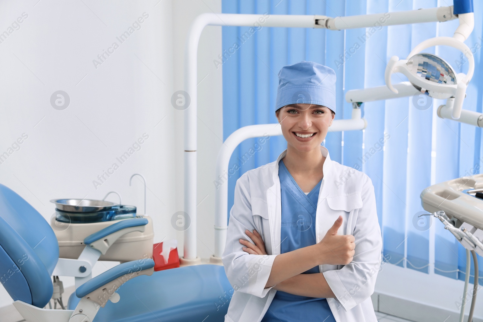 Photo of Portrait of professional dentist at workplace in clinic