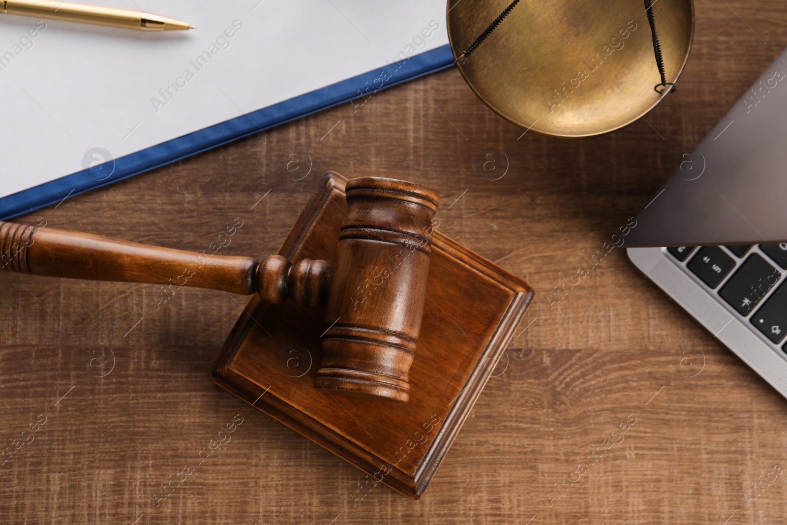 Photo of Law concept. Mallet, laptop, pen and clipboard on wooden table, flat lay