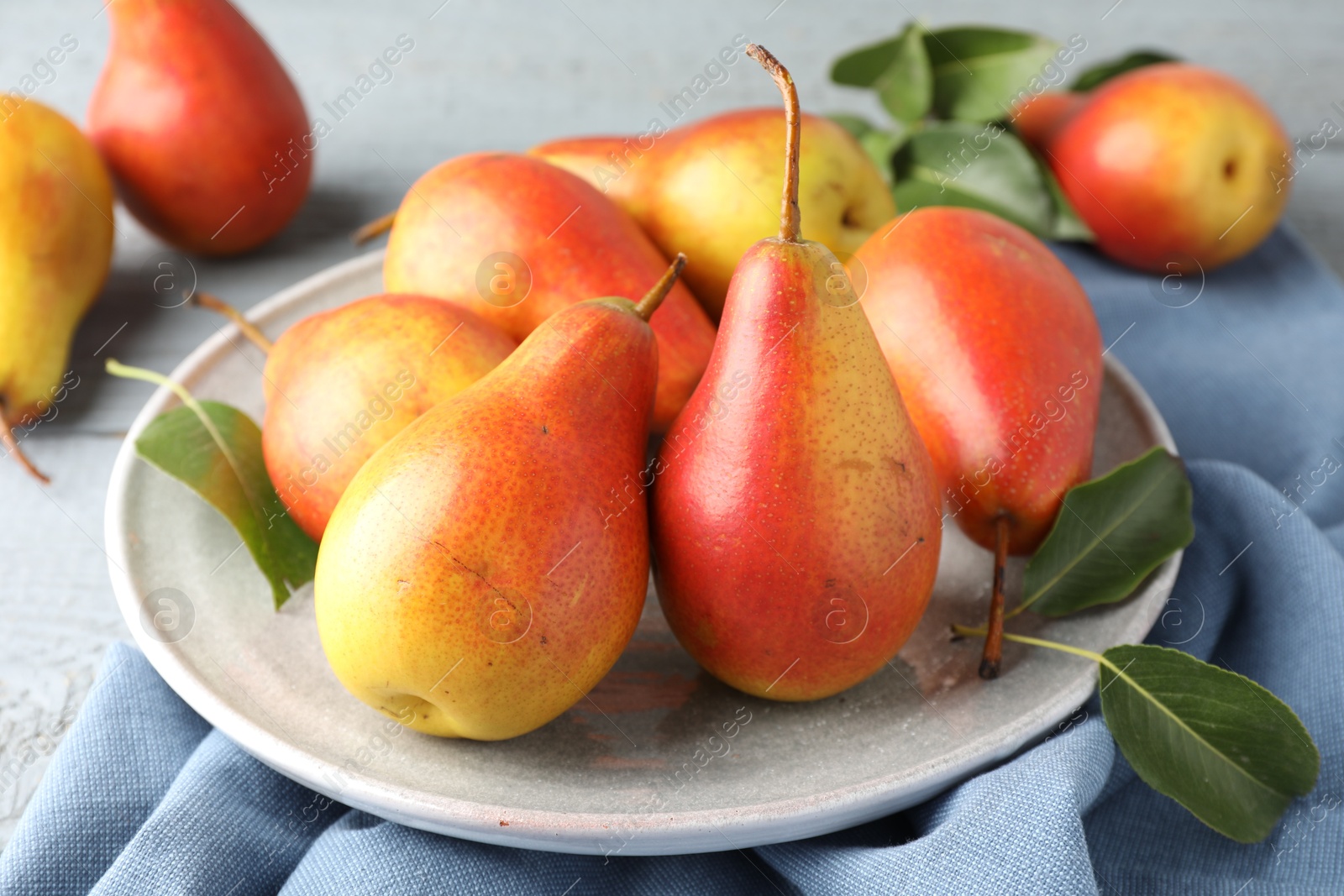 Photo of Many ripe juicy pears on table, closeup