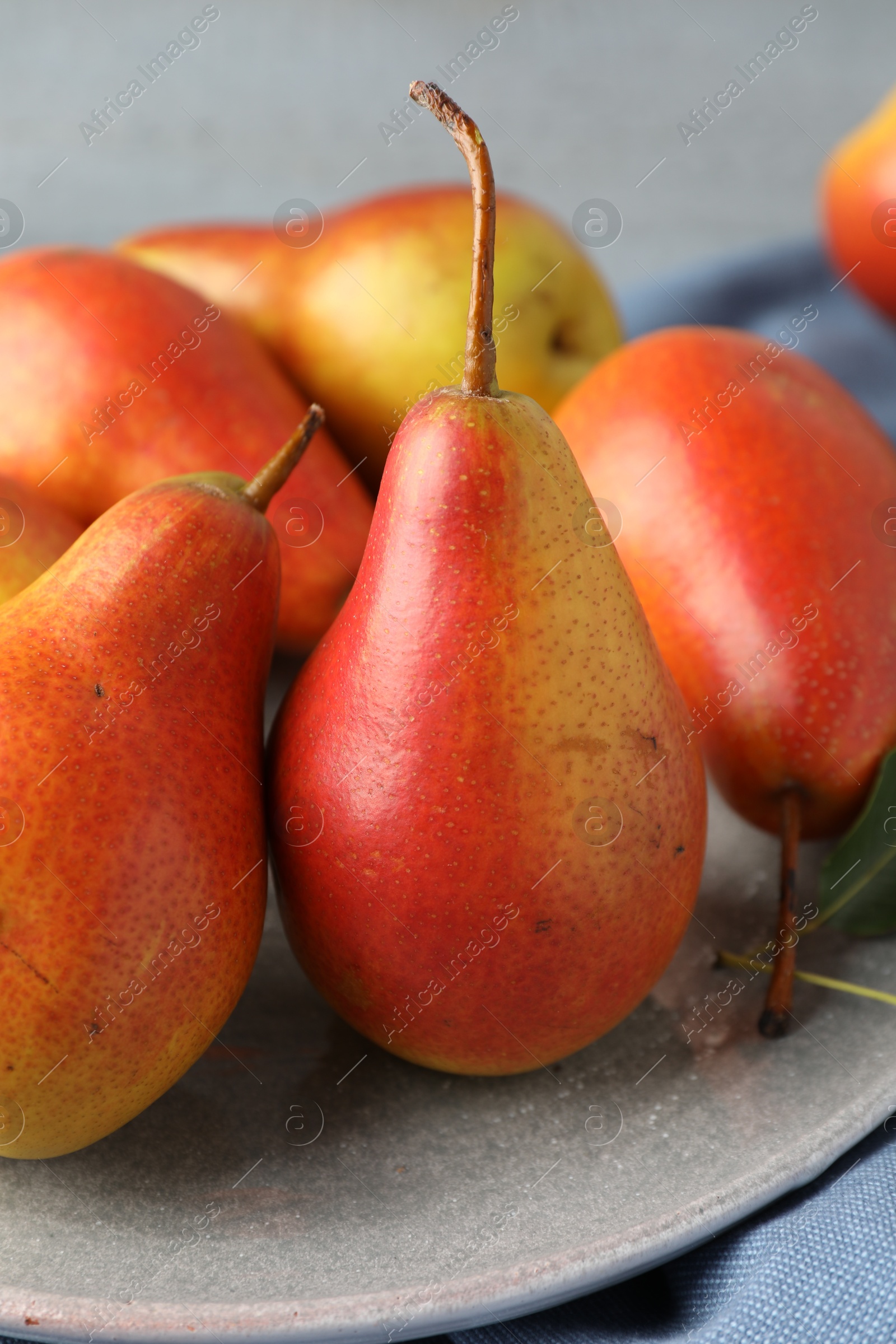 Photo of Many ripe juicy pears on table, closeup