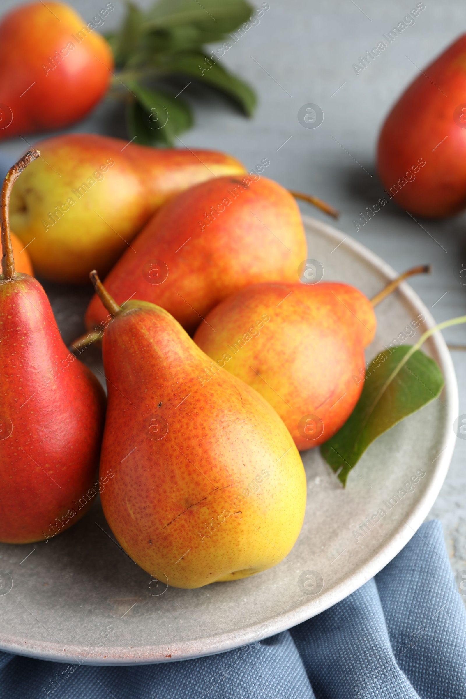 Photo of Many ripe juicy pears on table, closeup