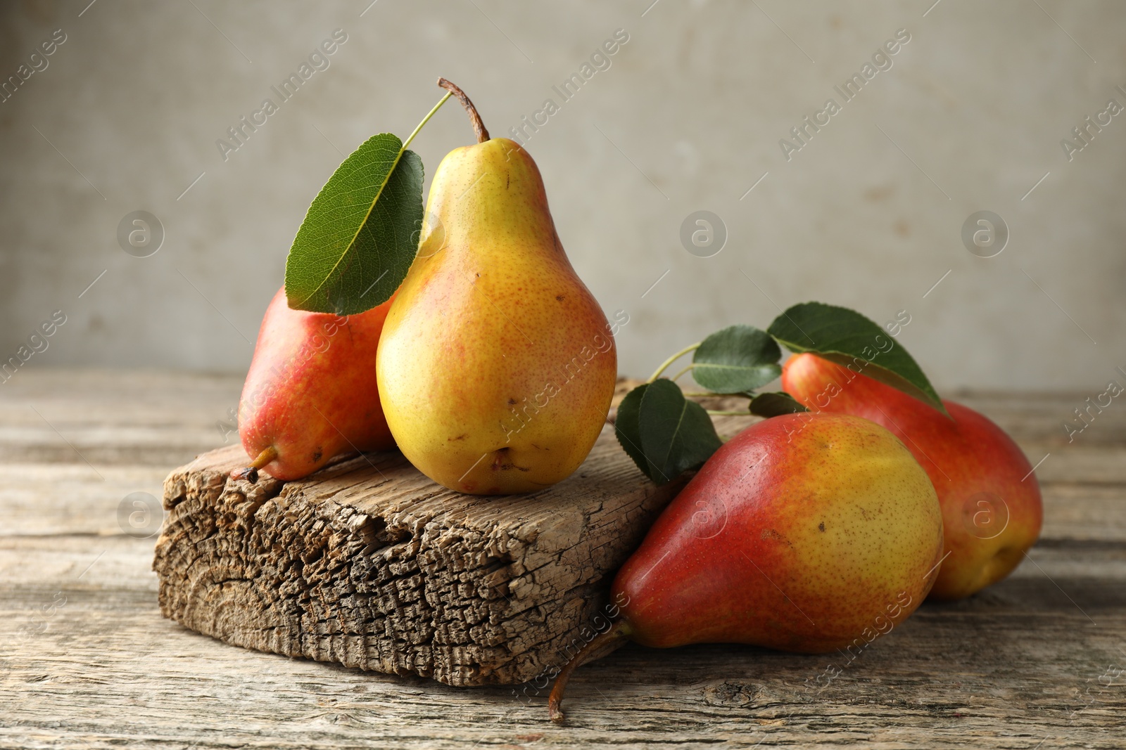 Photo of Many ripe juicy pears on wooden table