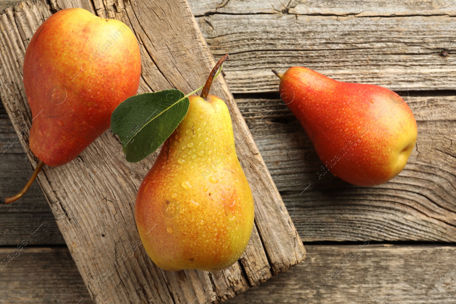 Photo of Ripe juicy pears on wooden table, top view