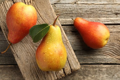 Photo of Ripe juicy pears on wooden table, top view