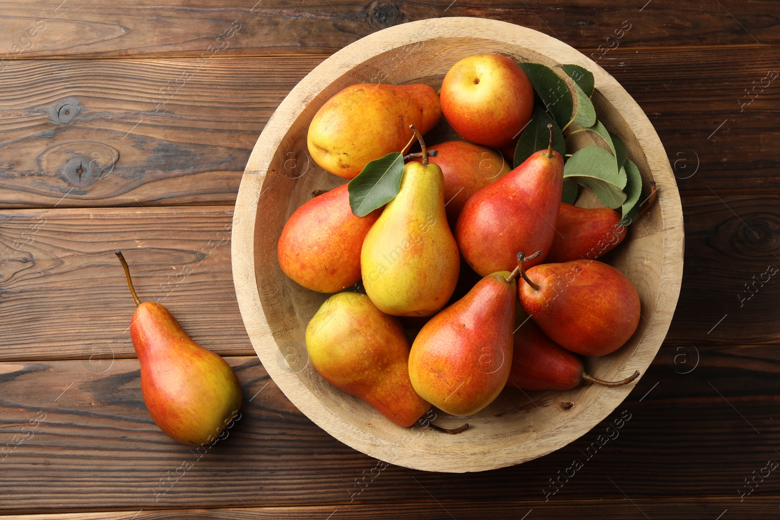 Photo of Ripe juicy pears on wooden table, top view