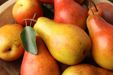 Photo of Ripe juicy pears in bowl, closeup view