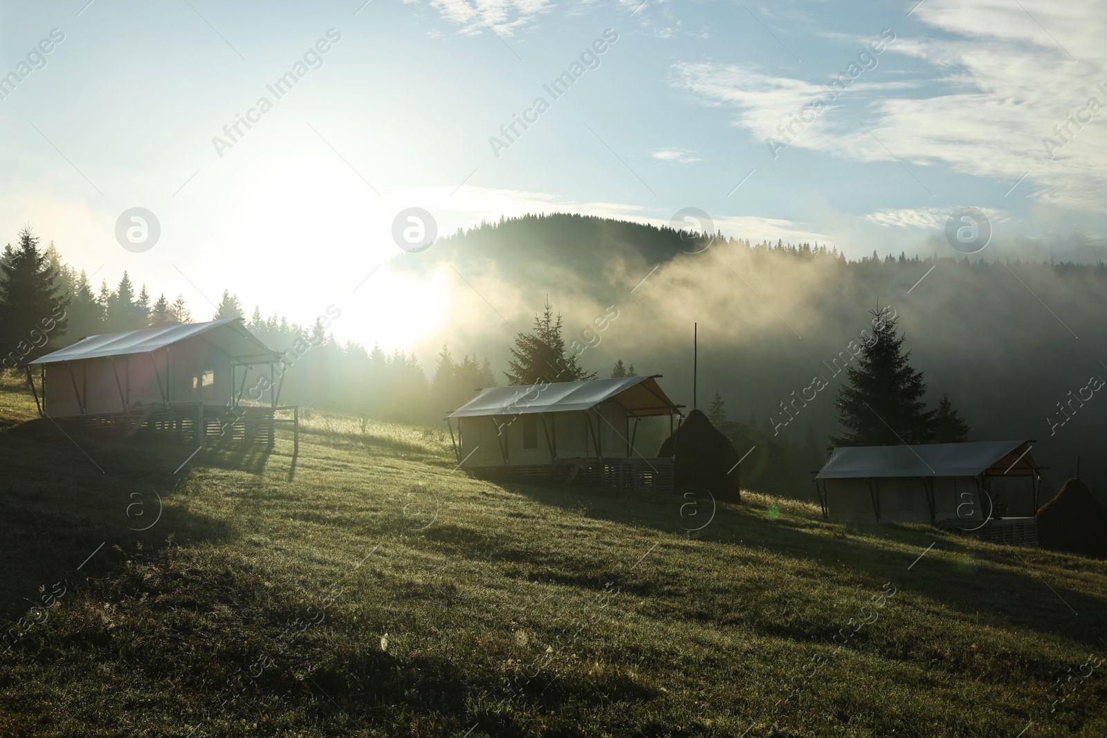 Photo of Many houses and beautiful mountains covered with fog in morning