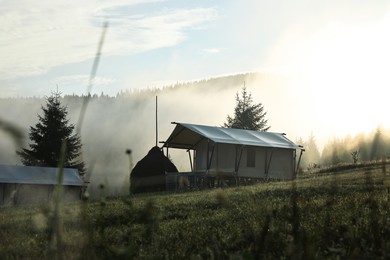 Photo of Houses and beautiful mountains covered with fog in morning