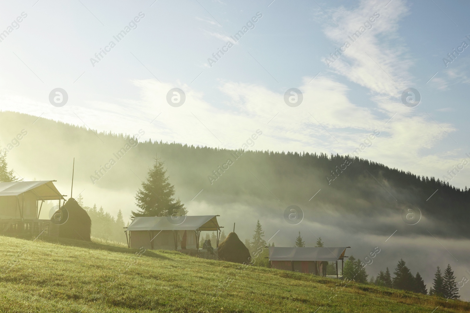 Photo of Many houses and beautiful mountains covered with fog in morning