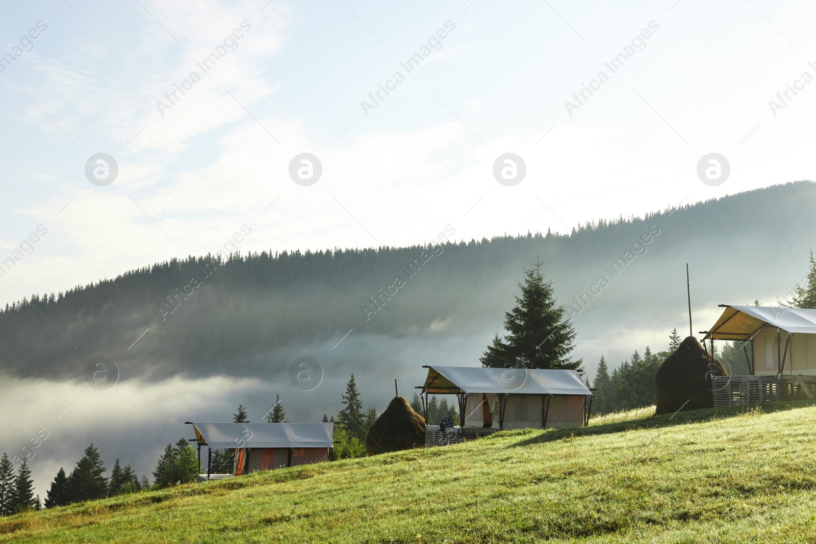 Photo of Many houses and beautiful mountains covered with fog in morning