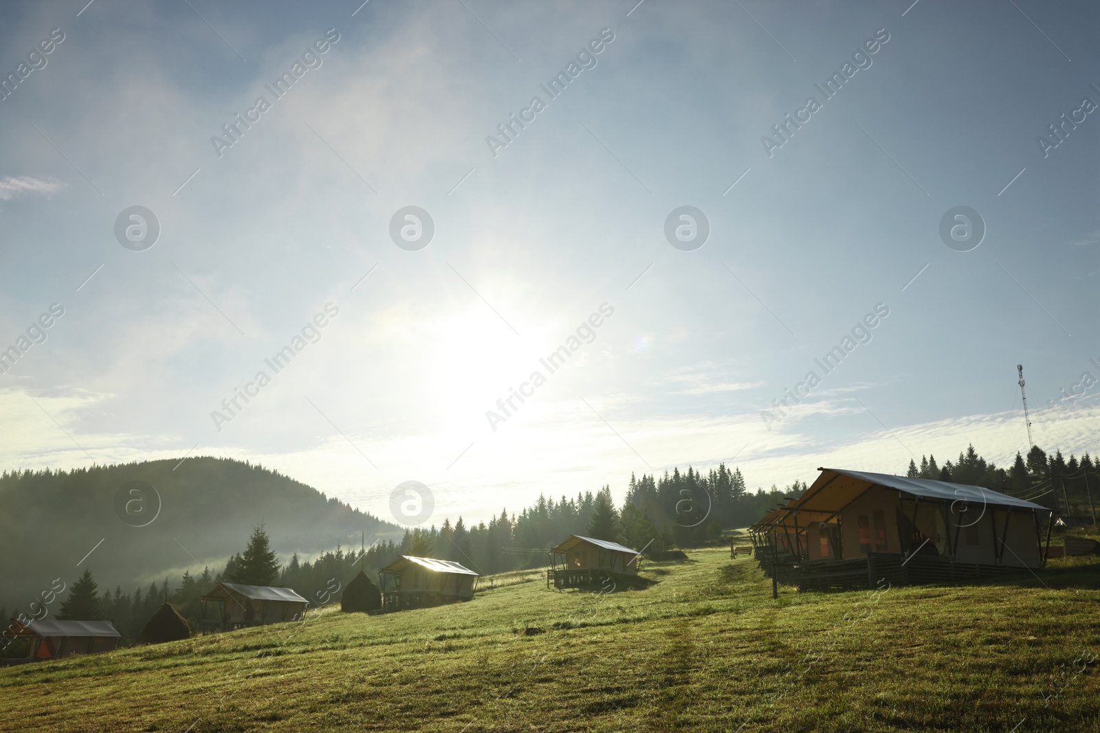 Photo of Many houses and beautiful mountains covered with fog in morning