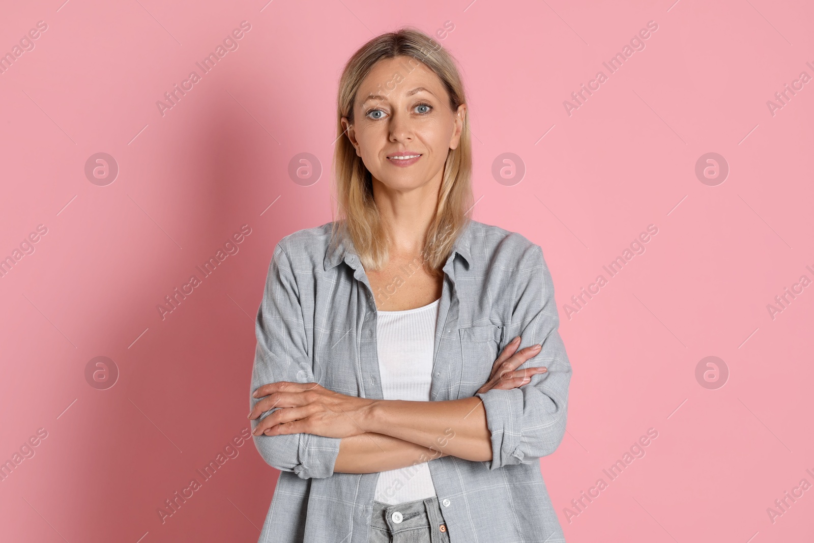 Photo of Portrait of beautiful smiling woman on pink background