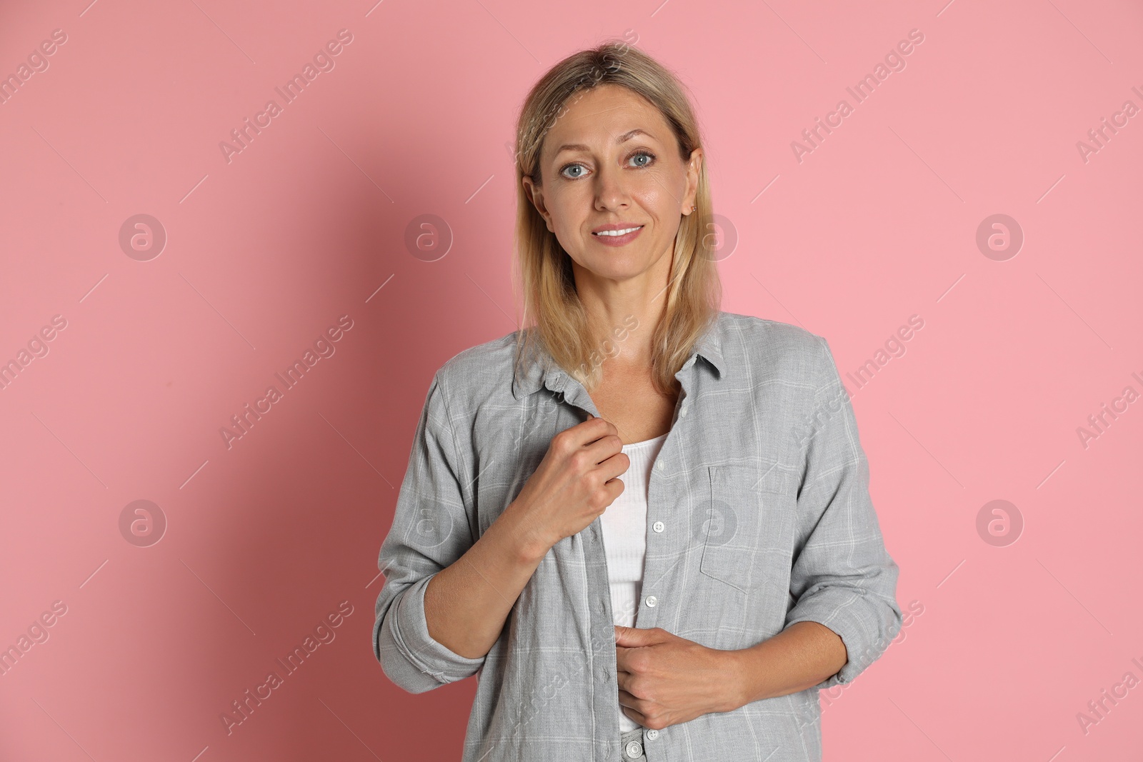 Photo of Portrait of beautiful smiling woman on pink background