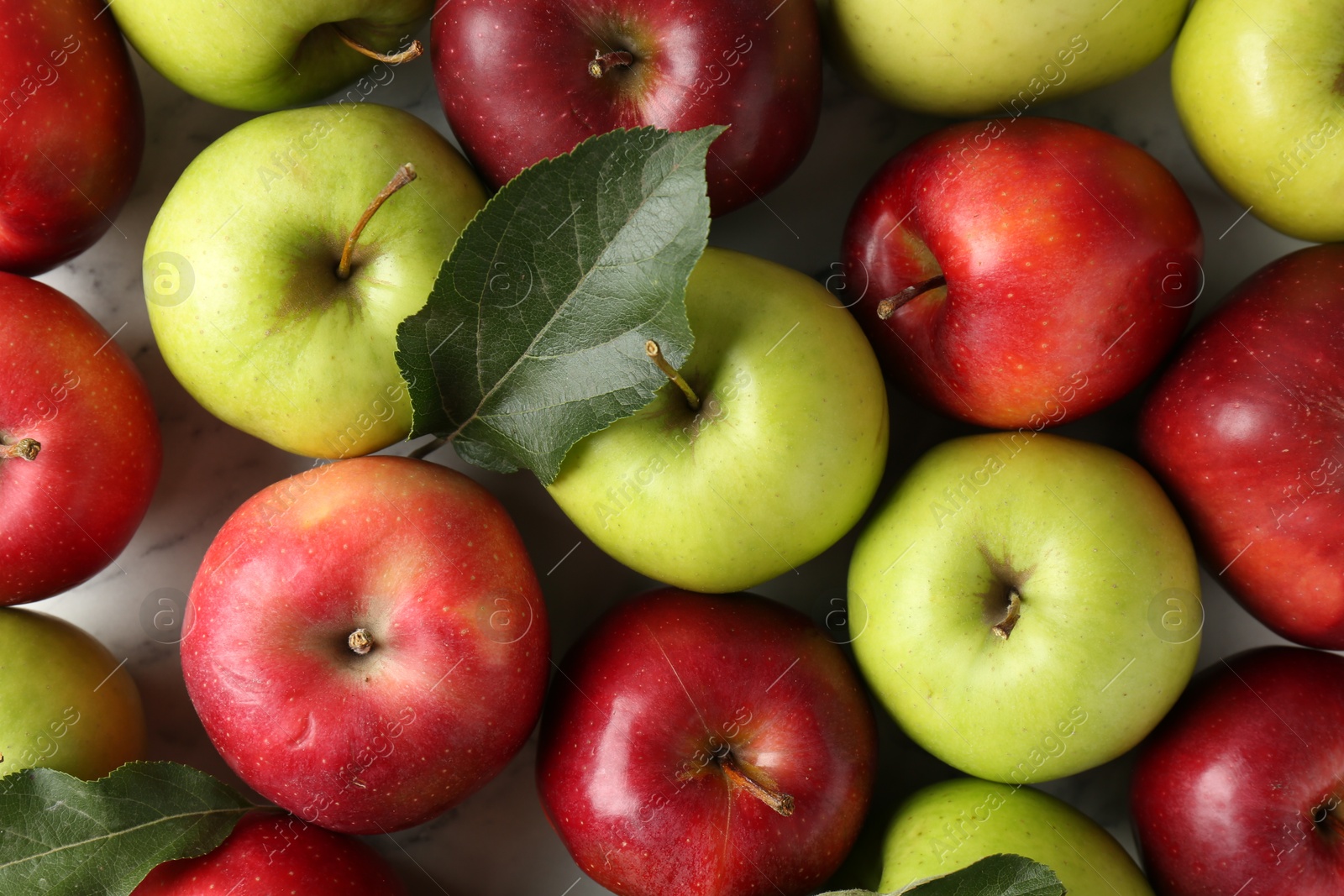 Photo of Ripe red and green apples on table, flat lay