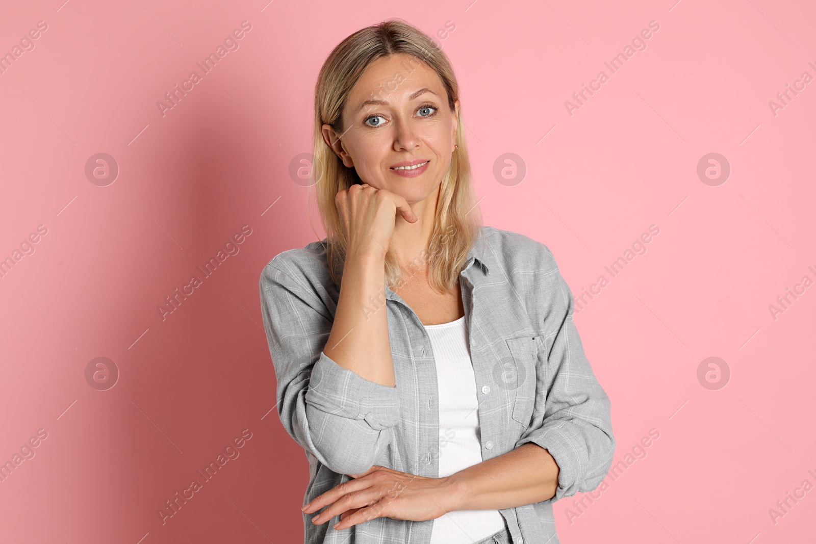 Photo of Portrait of beautiful smiling woman on pink background